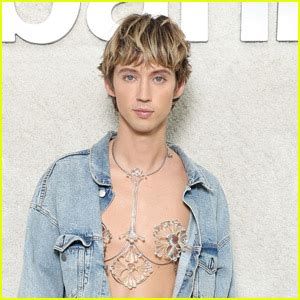 troye sivan thirst trap|Troye Sivan Talks Going Nude & Showing His Body in。